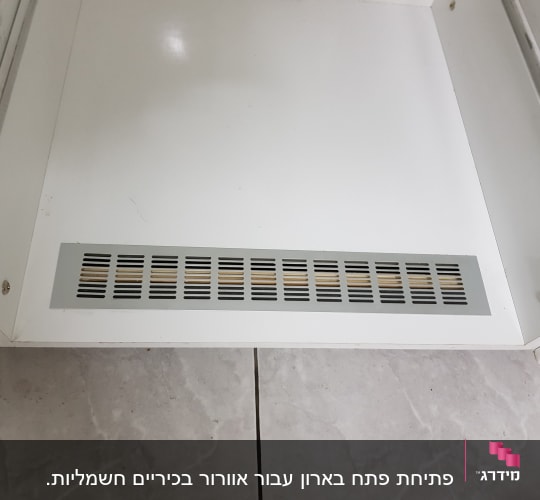 פתח אוורור במשטח עץ לבן עם ברגים
